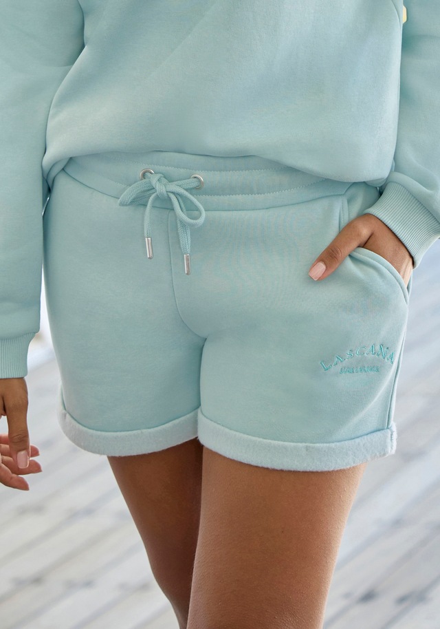 LASCANA Relaxshorts  mit seitlichen Taschen und Logostickerei, Loungewear