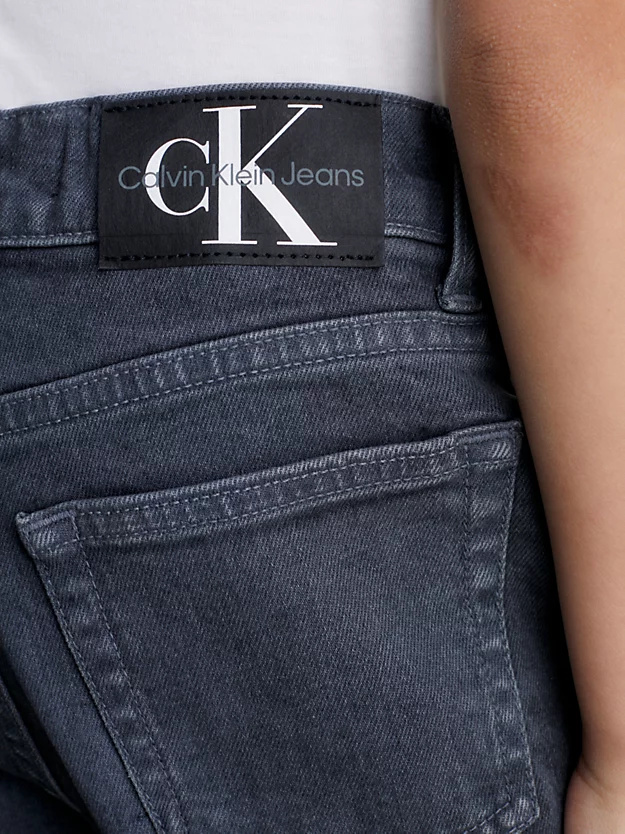 jeans de pai tingidos em excesso