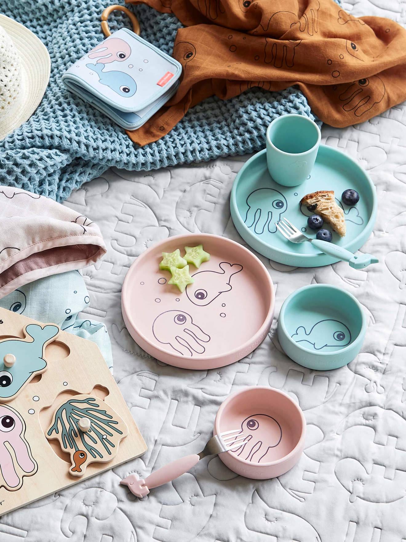 Lancheira Sea Friends da DONE BY DEER com 3 talheres, feita de silicone azul claro liso com estampas.