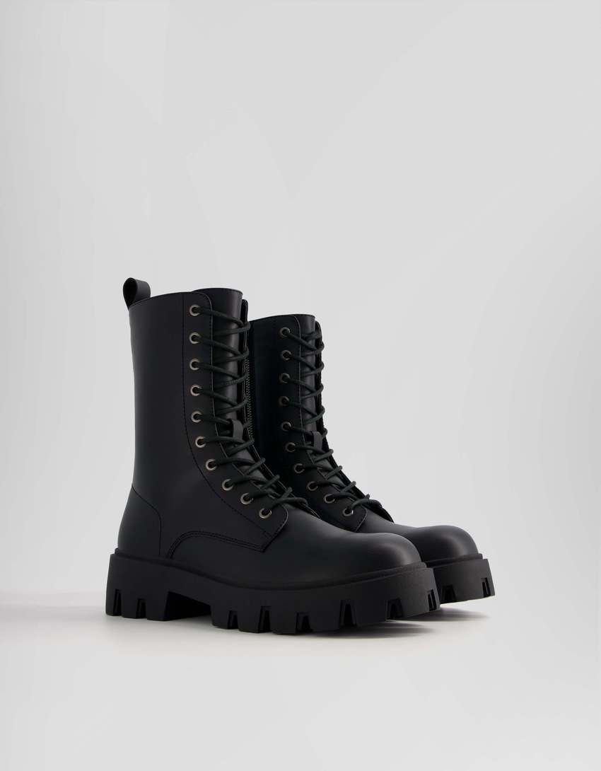Botas de cano curto com cadarço e sola tratorada para homem