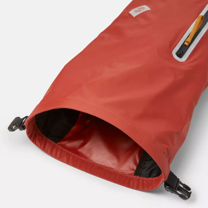 Mochila de viagem leve e unissex na cor vermelho escuro.