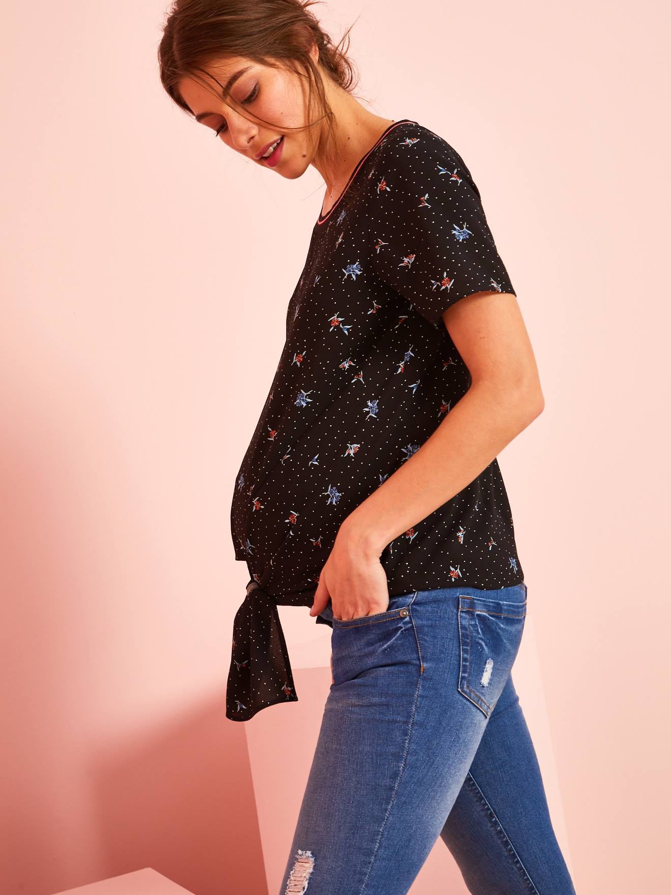 Camiseta de maternidade preta escura com estampa e gola laço
