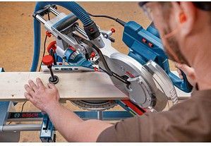 Bosch Professional GCM 305-254 D Afkortzaag - 1500 Watt - inclusief Zaagblad standaard voor hout, 2x steun, stofzak, klem