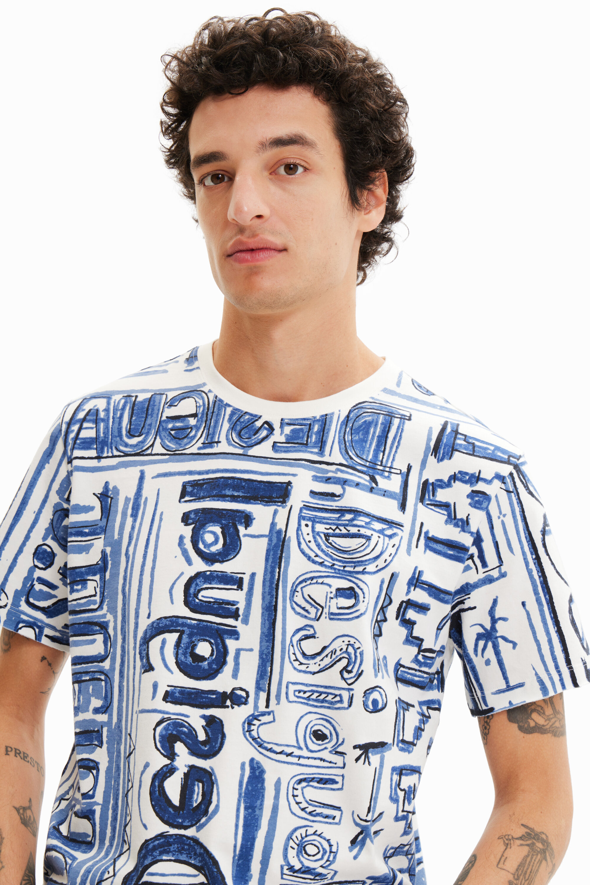 T-shirt logo arty
