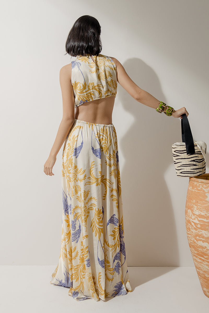 Robe à col montant et découpes