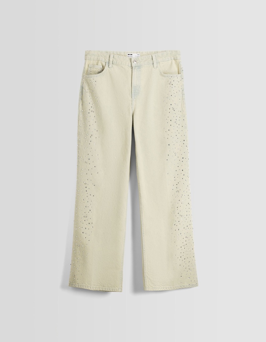 calça jeans larga com strass e efeito desbotado