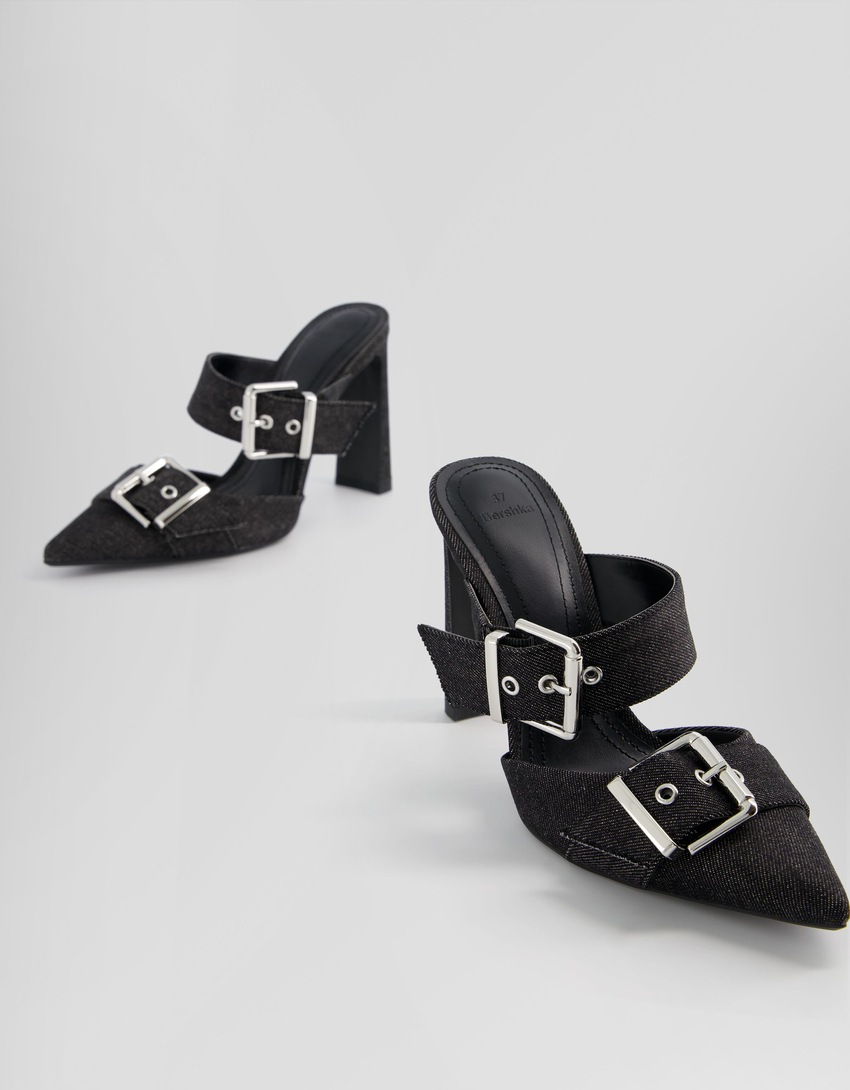 Mules de jeans com salto alto e fivelas
