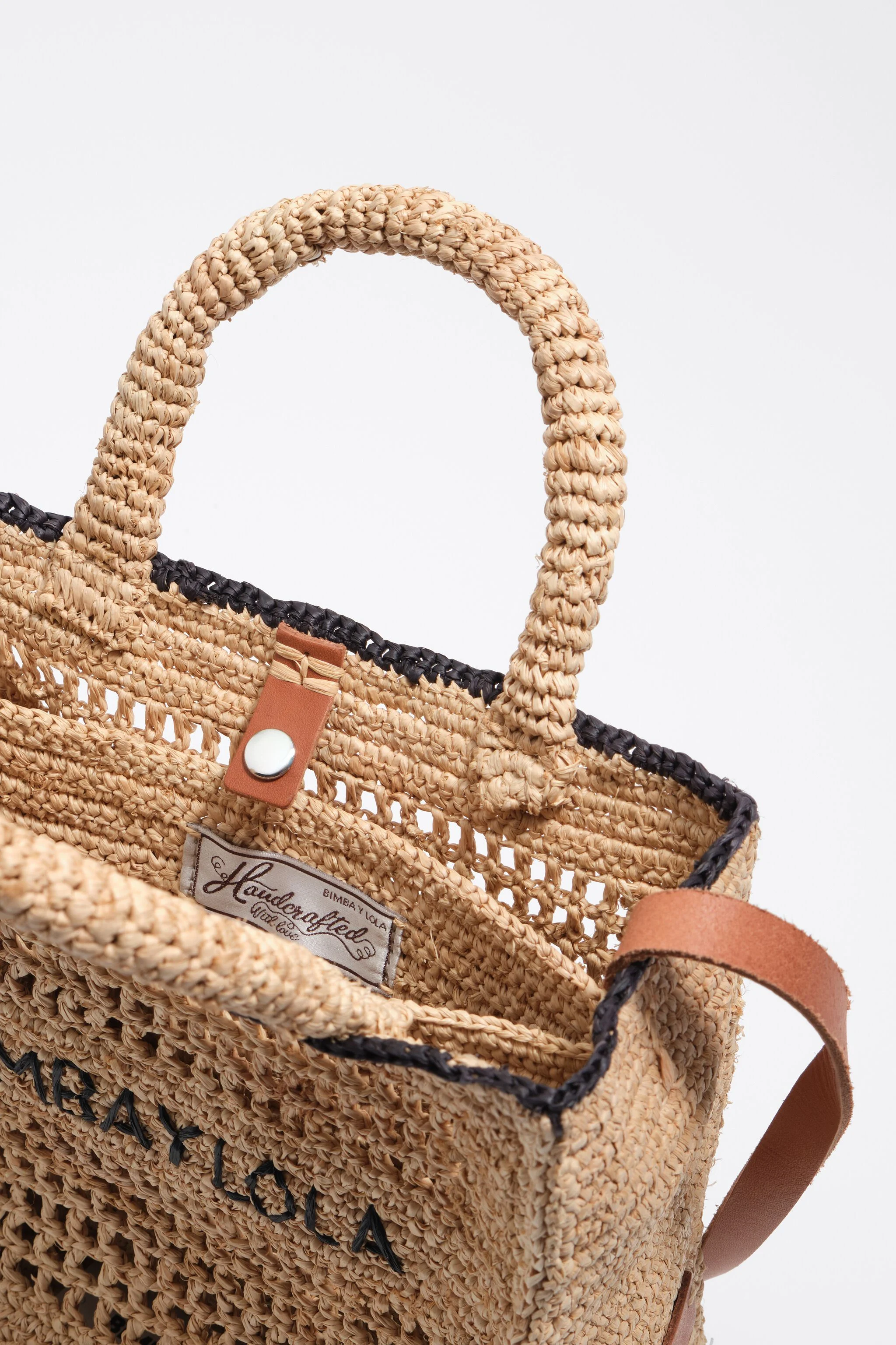 Bolsa transversal média em ráfia natural