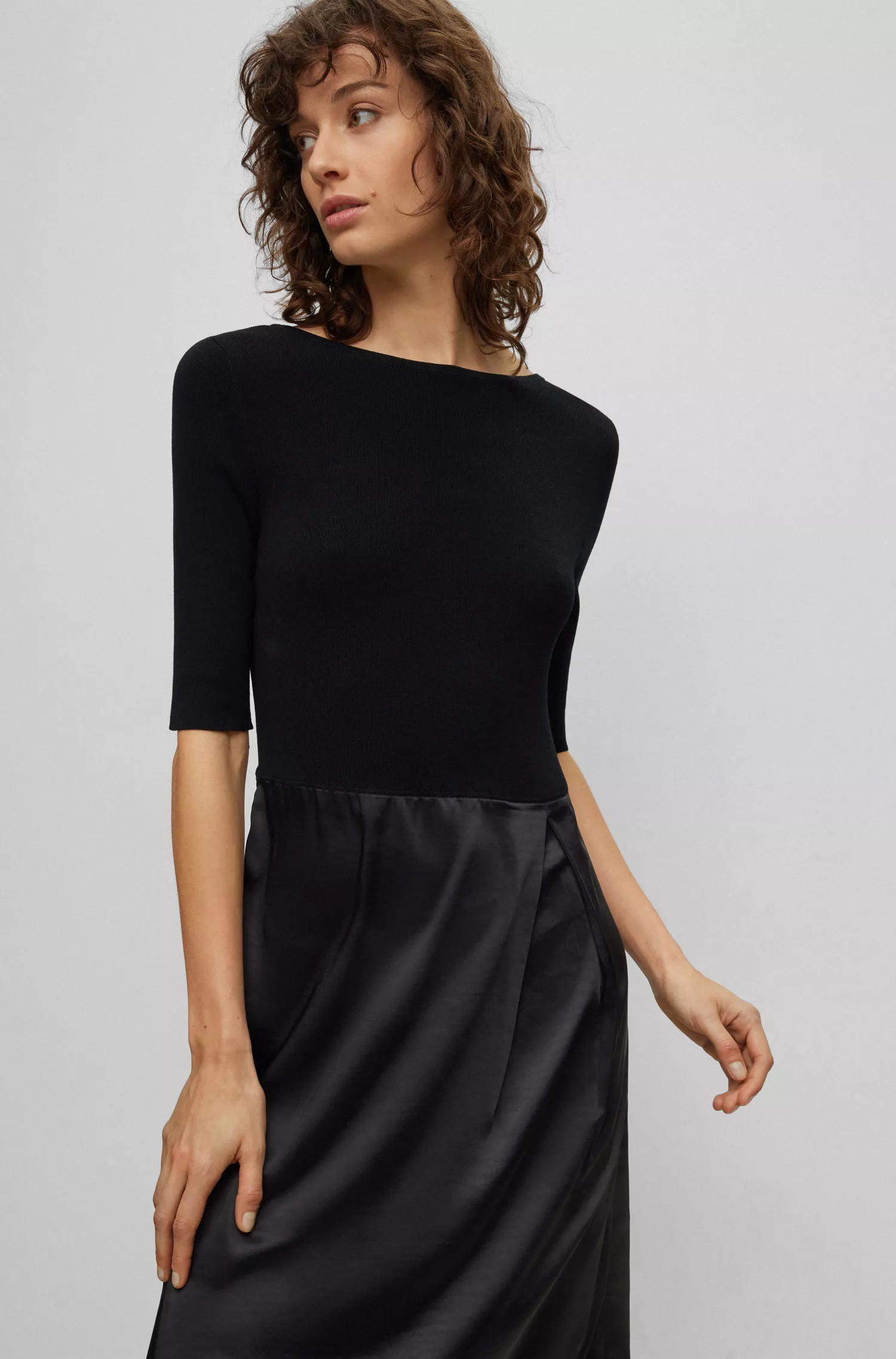 Vestido BOSS preto em tecido misto com detalhe de saia em cetim.