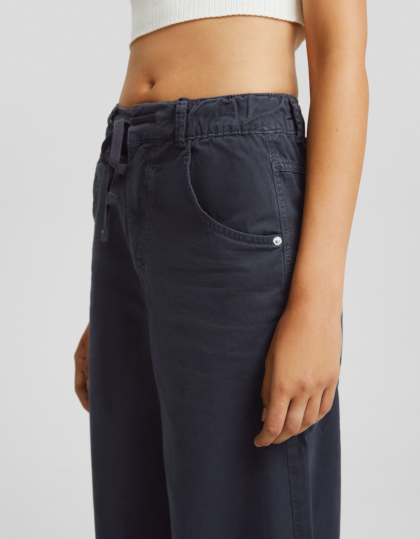 Calça jogger de algodão com cordão.