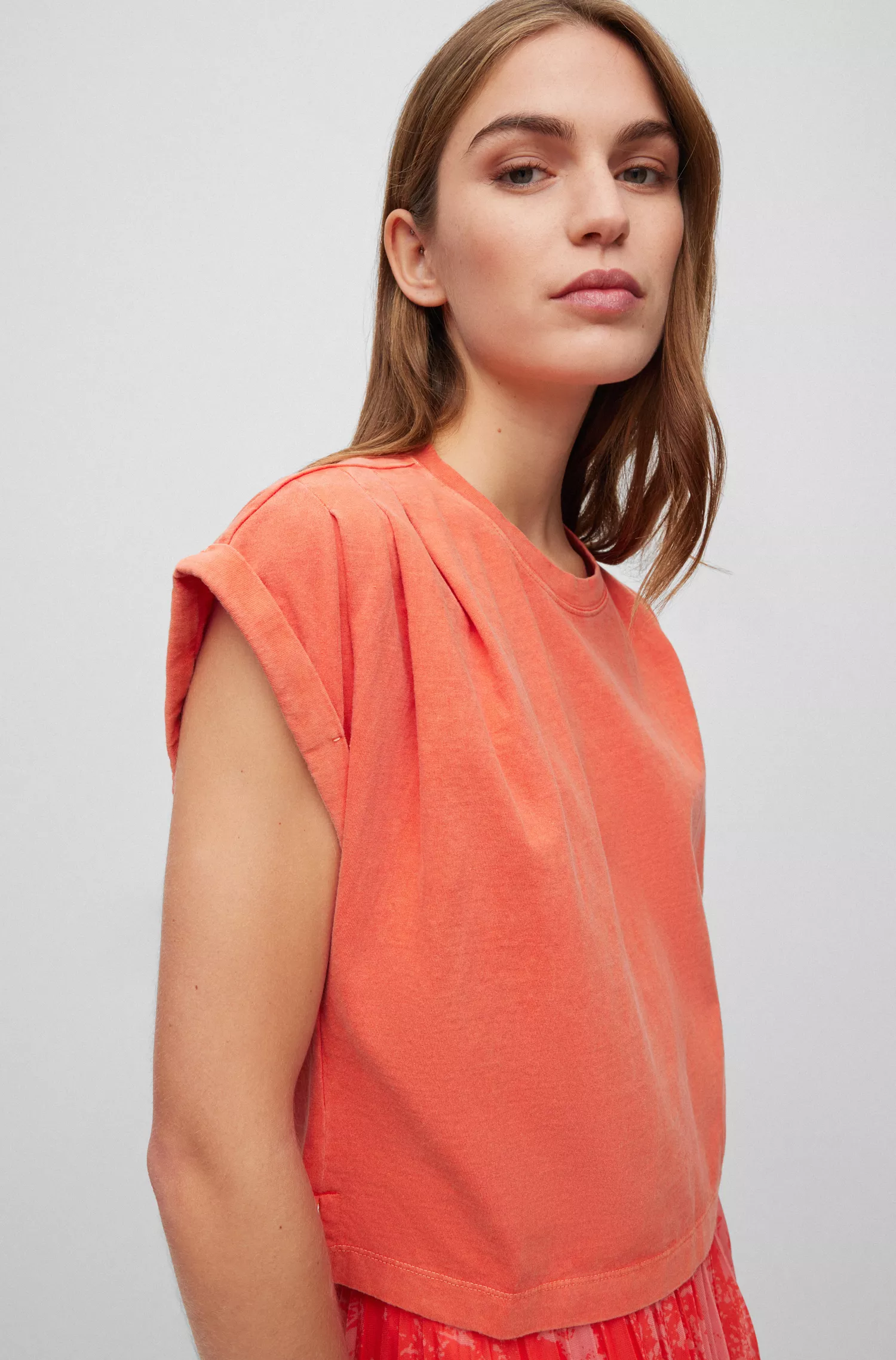 Camiseta BOSS preta em algodão orgânico com ombros franzidos