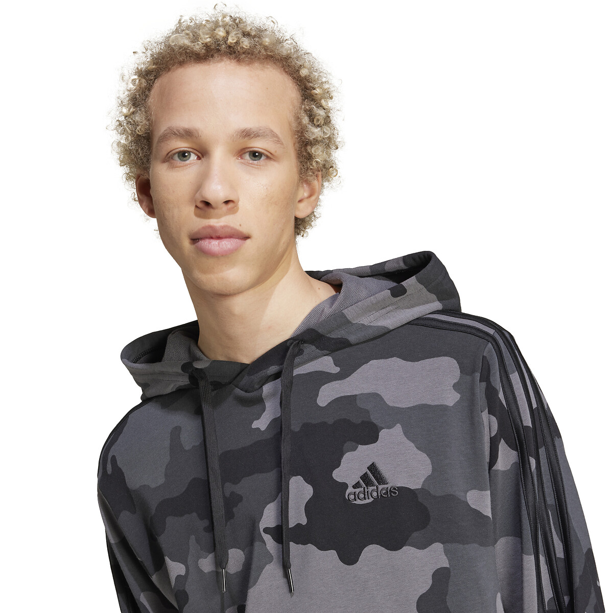 ADIDAS ROUPAS ESPORTIVAS<br>Moletom com capuz e estampa camuflada
