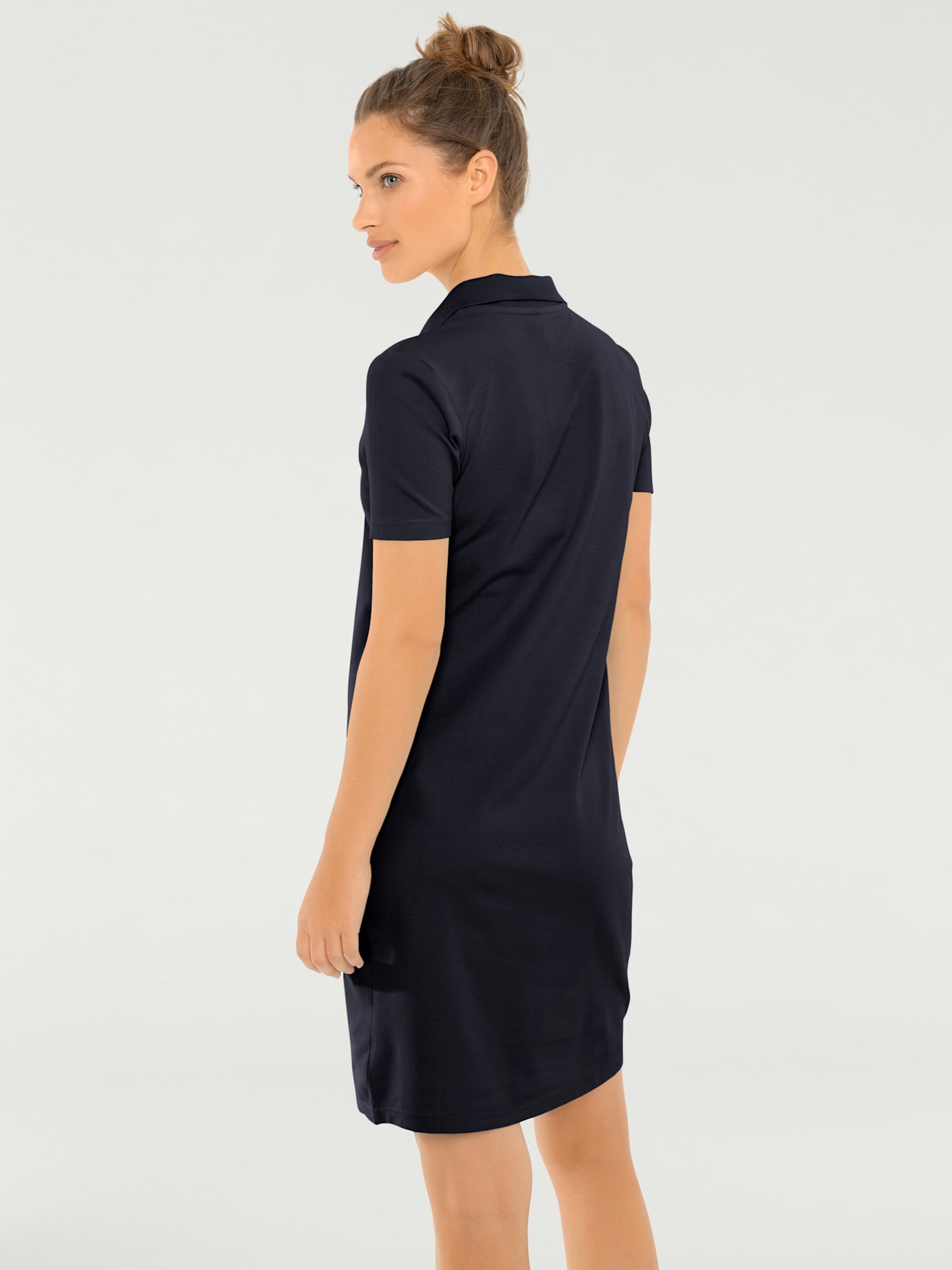 Robe longueur au-dessus du genou, style polo