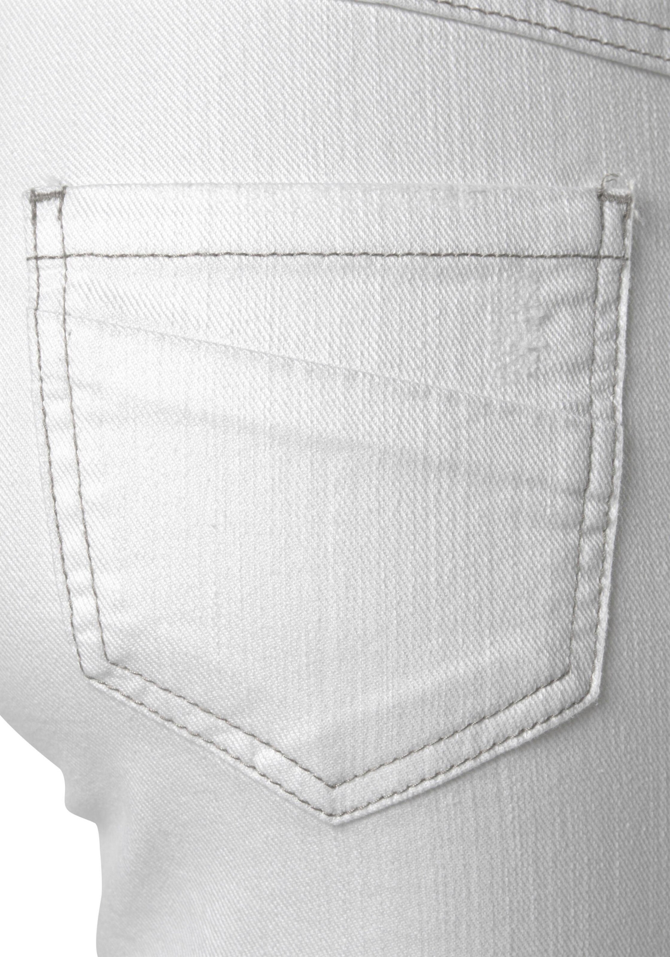s.Oliver Shorts in offwhite