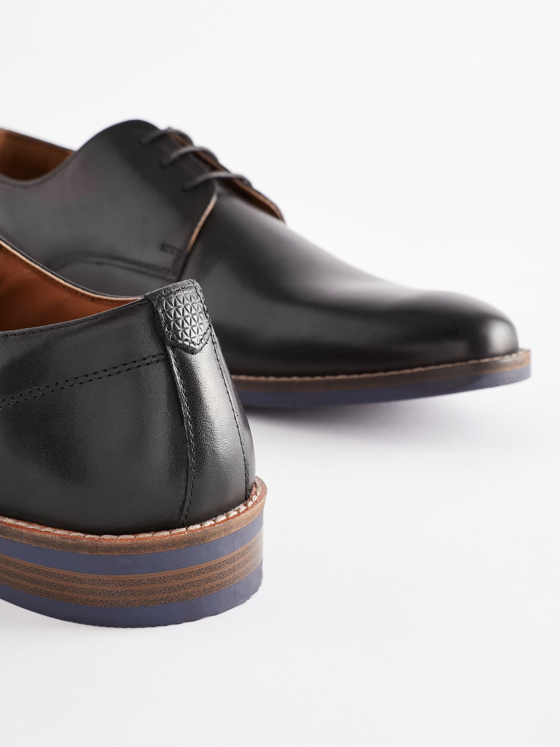 Zwart - Wijde pasvorm - Leren Derby-schoenen met contrasterende marineblauwe zool