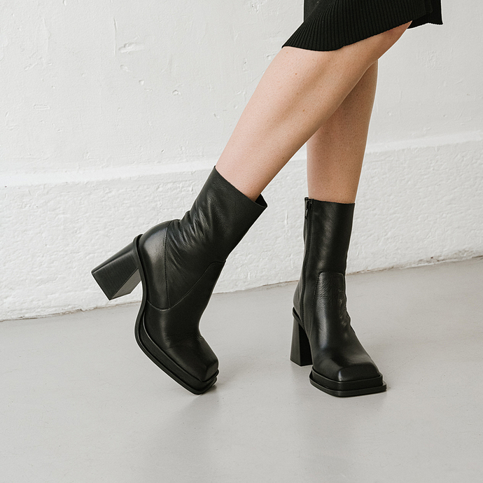 Boots à plateformes et bouts carrés  en cuir noir