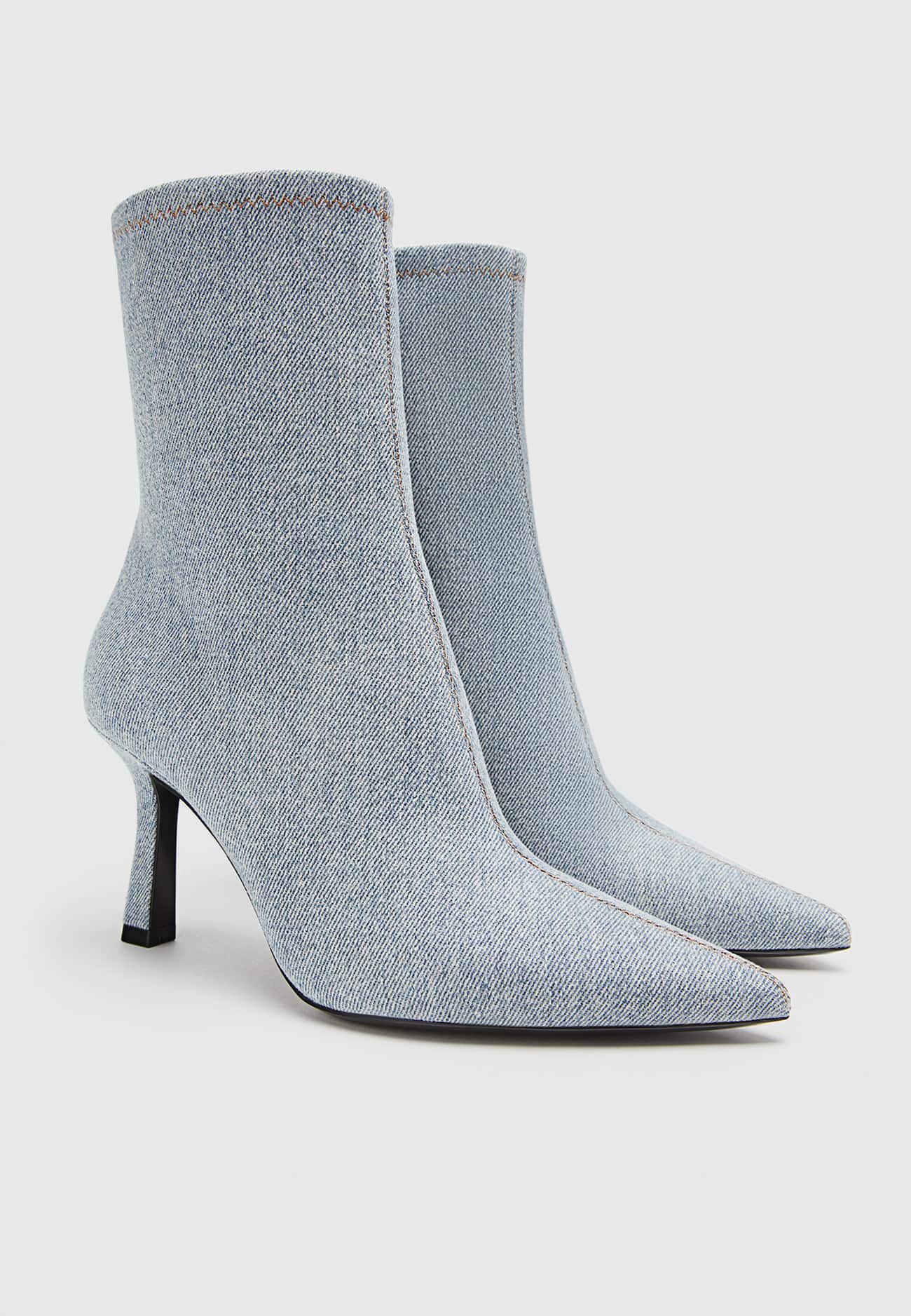 Botas de cano curto de salto alto em jeans
