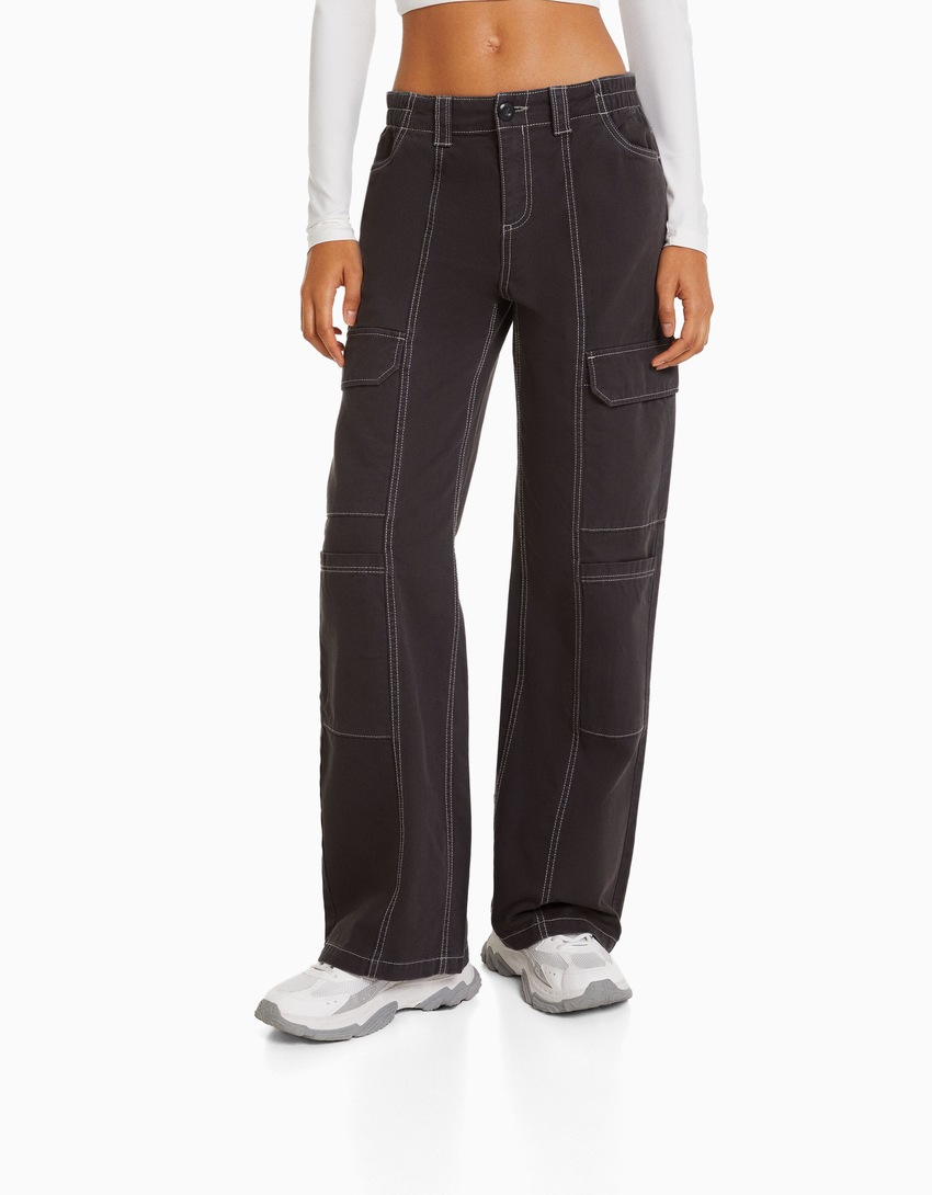 Calça cargo de algodão de cintura baixa com costura contrastante.