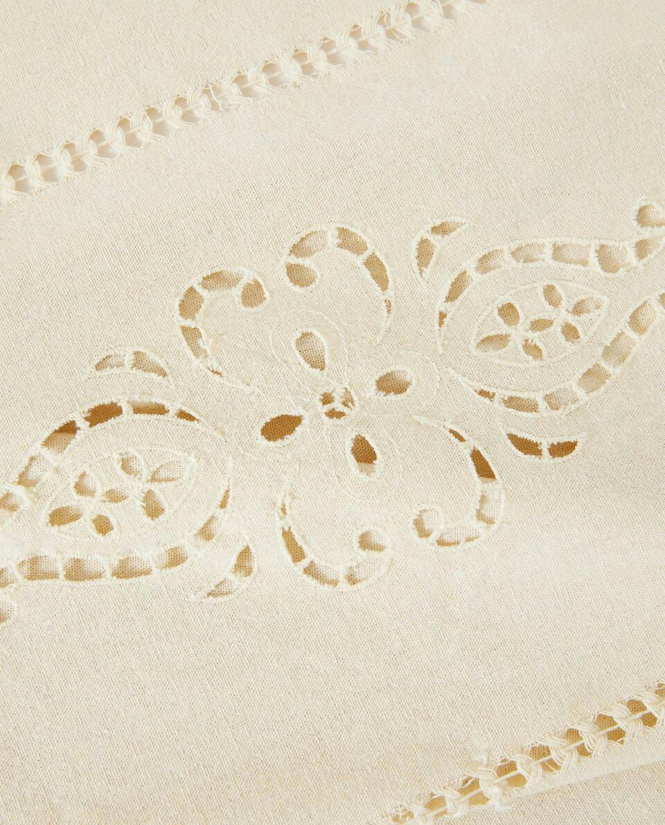 TOALHA DE MESA COM FLORES BORDADAS