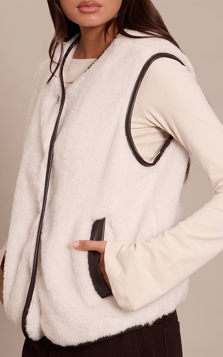 Crème Gilet En Imitation Mouton Retourné Avec Finitions Synthétiquecuir