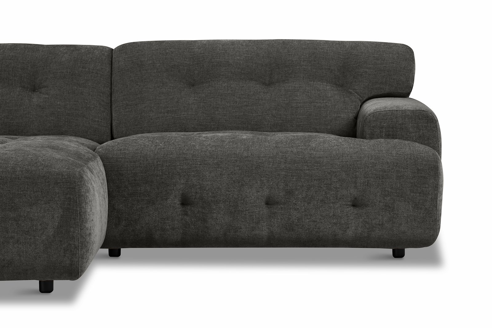 Bob sofa 1,5-seter med sjeselong venstre. Tekstil City 98 Dark Grey med sorte ben.