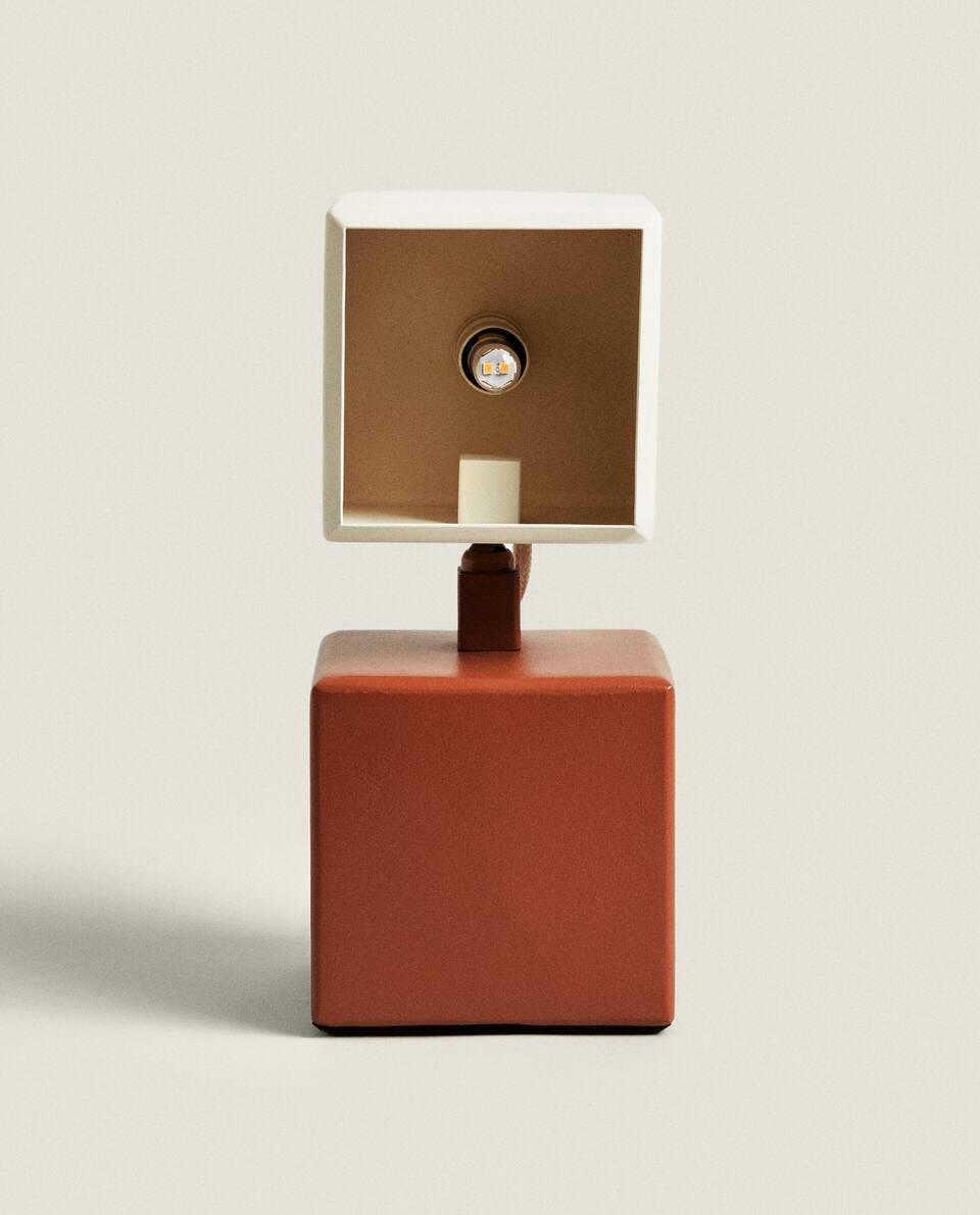 LUMINÁRIA INFANTIL EM FORMATO DE CUBO DE METAL