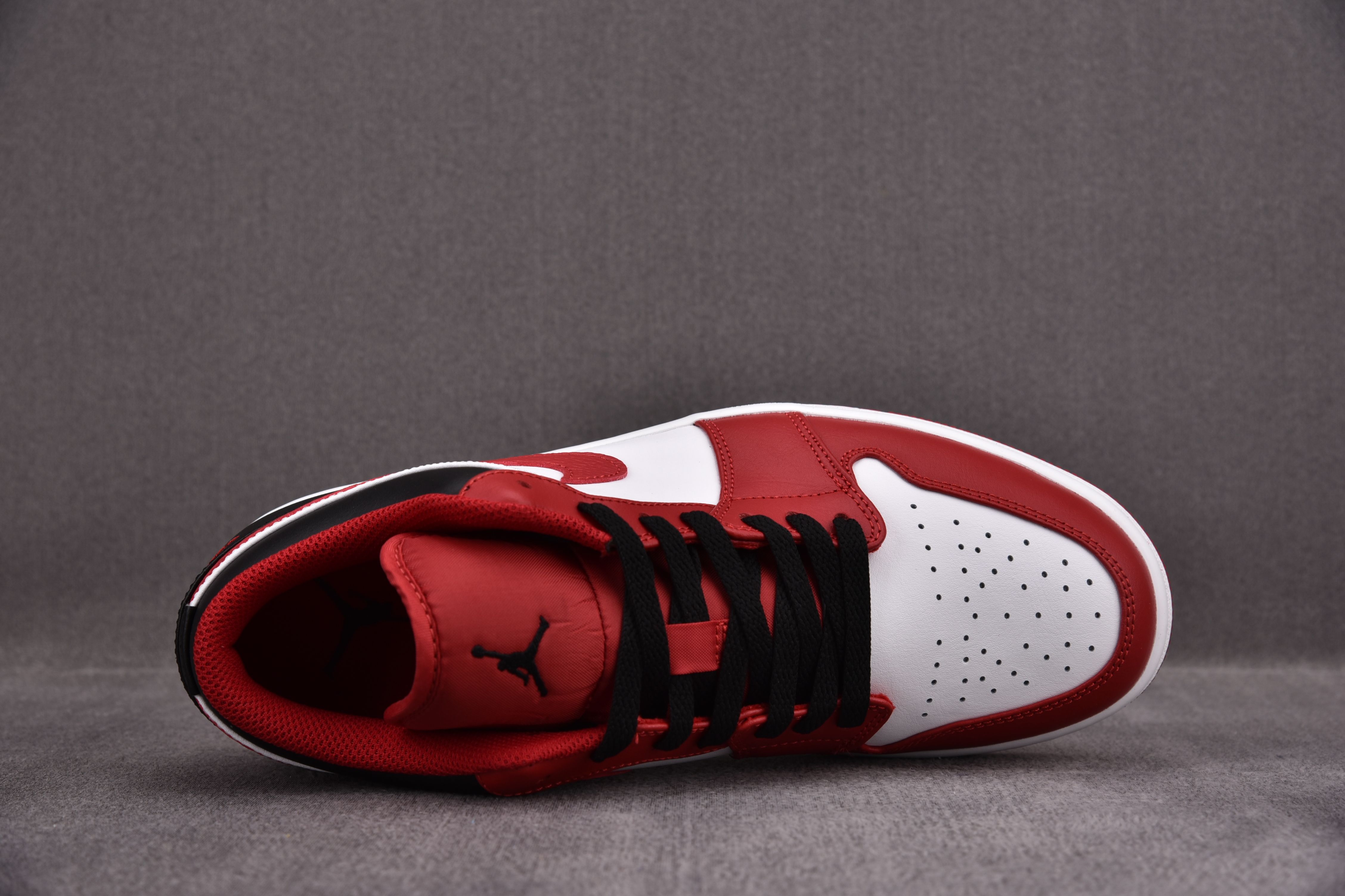 Jordan 1 Low Bulls
