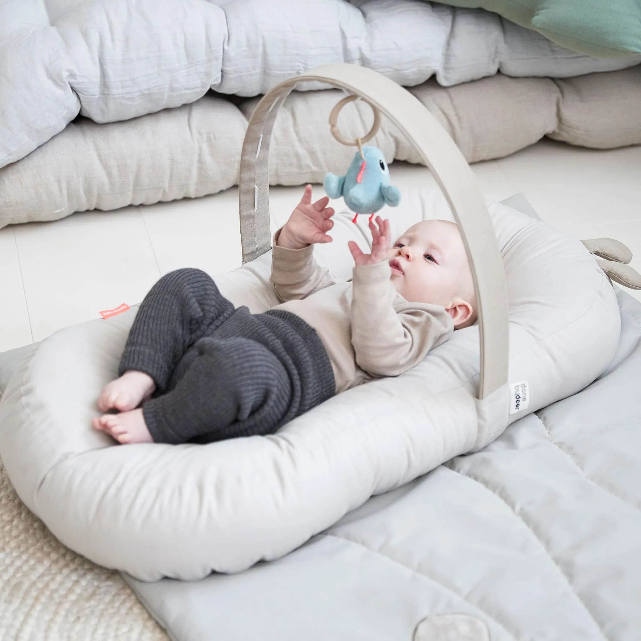 Done by Deer Coussin pour Bébé avec Arche d'Activité - Sable
