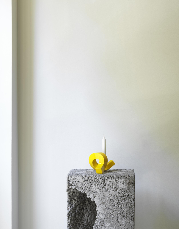 Normann Copenhagen Crooked One kandelaar aluminium Warm Grey