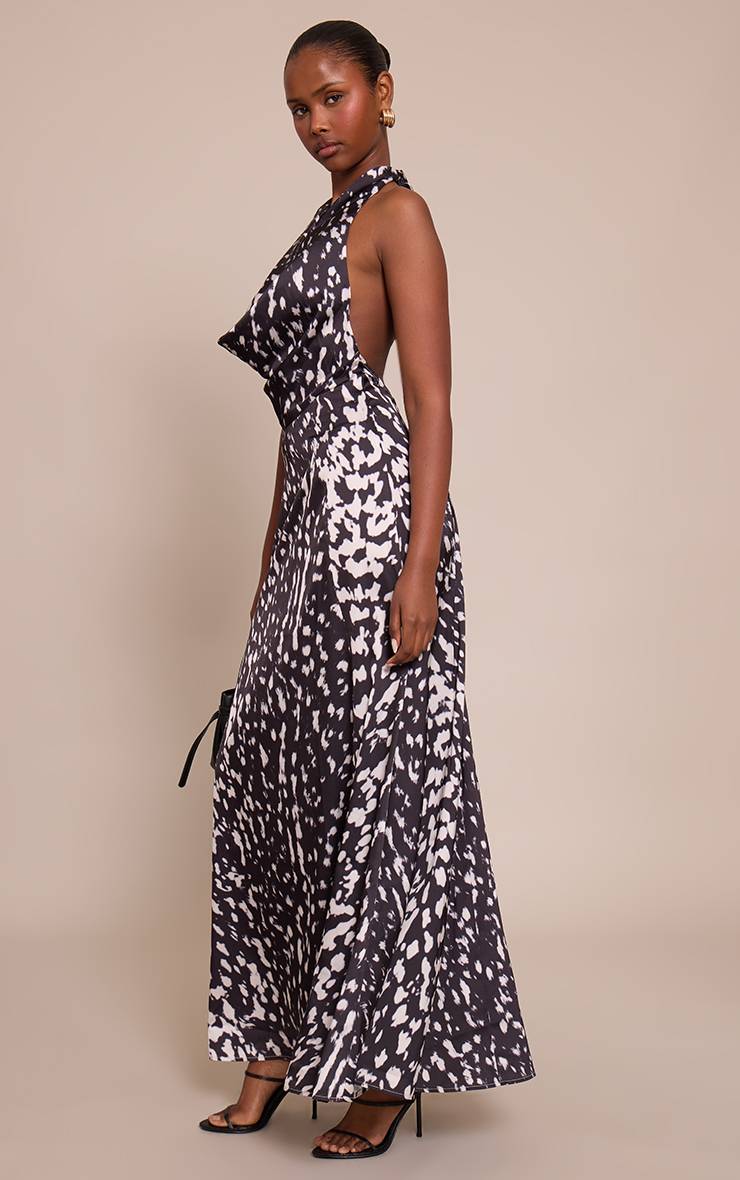 Noir Robe Longue Imprimée En Satin À Col Bénitier