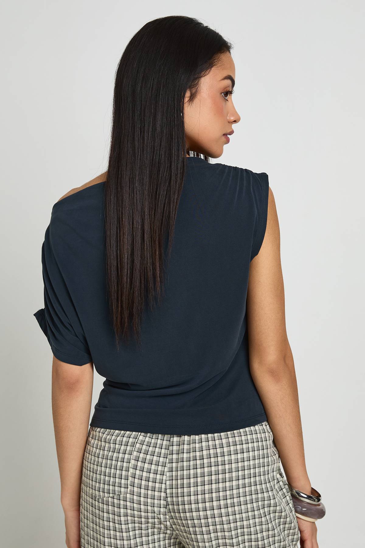 boohoo Haut Drapé En Cupro À Manche Asymétrique Froncée