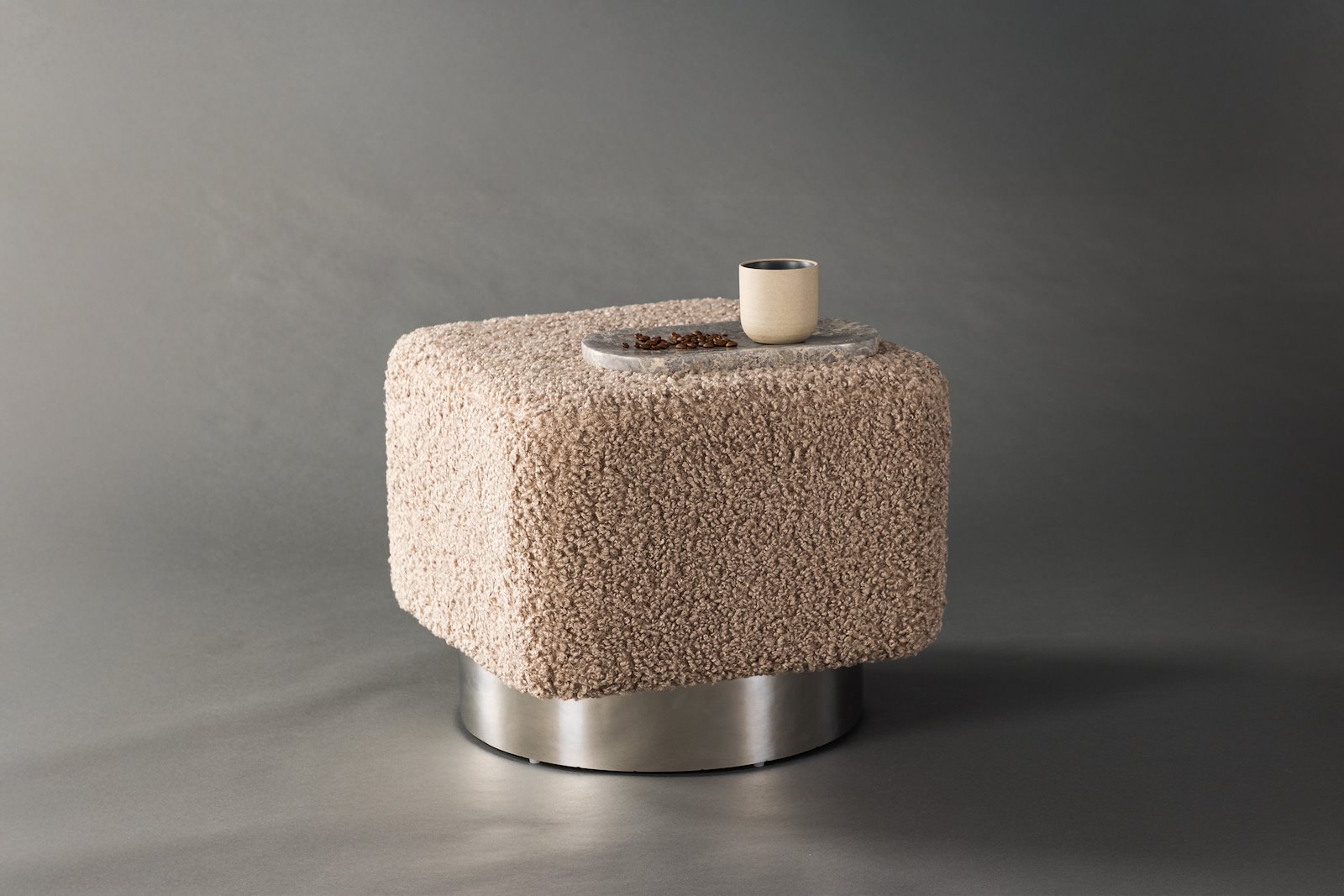 Newton puff Beige teddystoff, sølvfarget sokkel