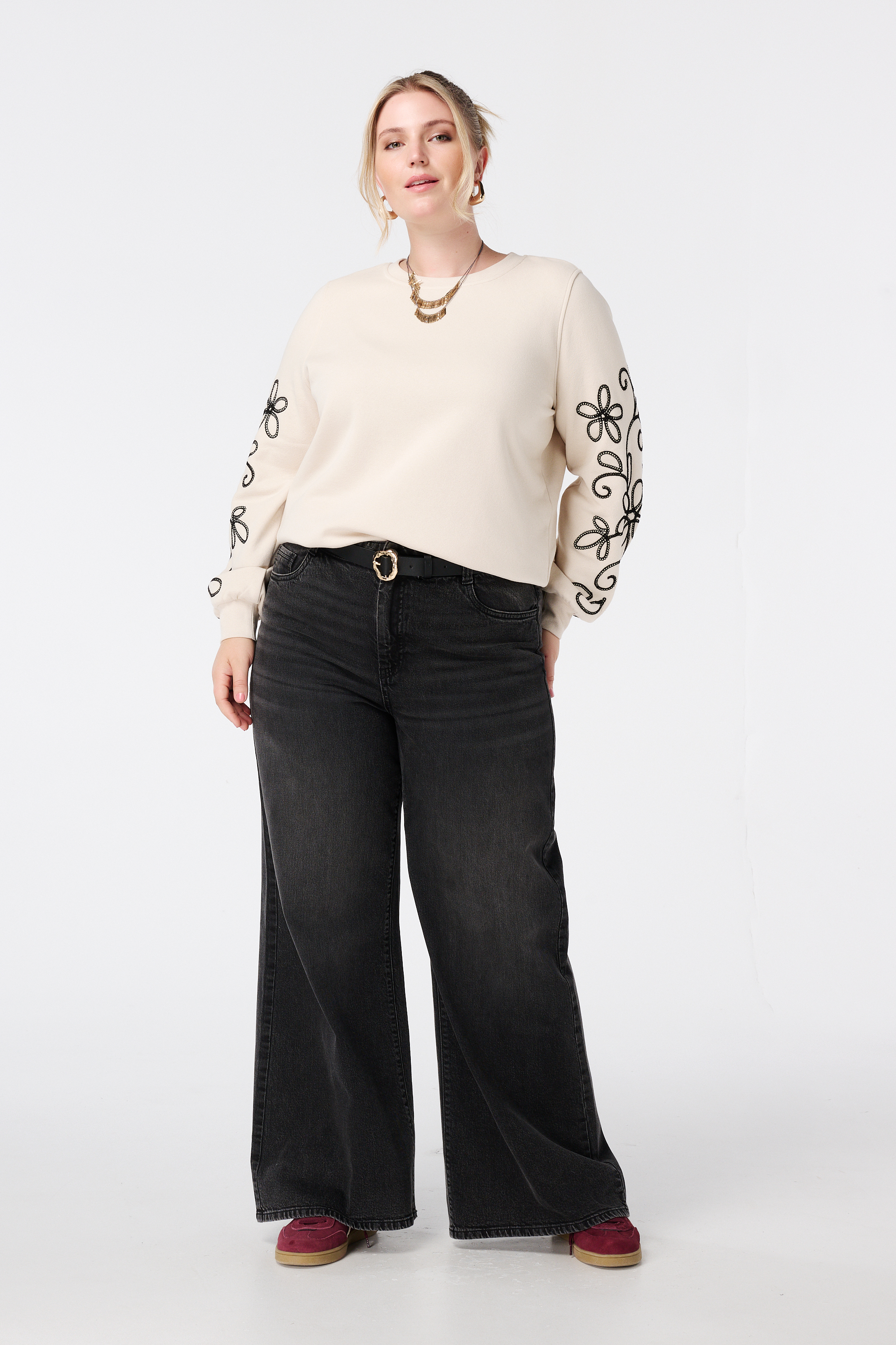 Sweater met broderie details Kit