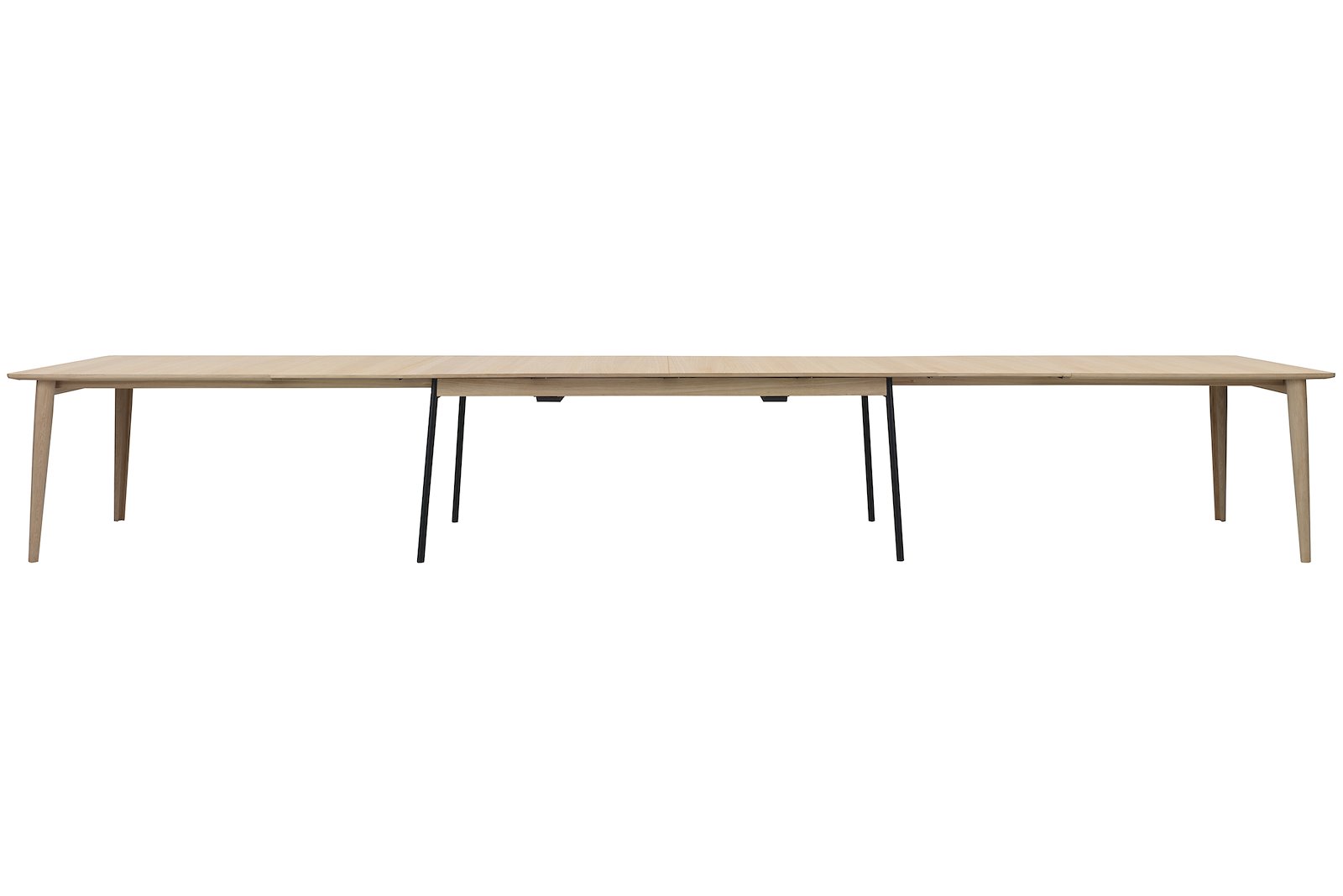 Stretch spisebord Hvitpigmentert, lakkert eikefinér med ben i heltre eik. 102x215 cm. Tilleggsplate kjøpes separat.