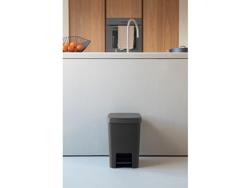 Brabantia Recyclingbehälter StepUp 25 l, Dunkelgrau Treteimer für Recycling Materialien
