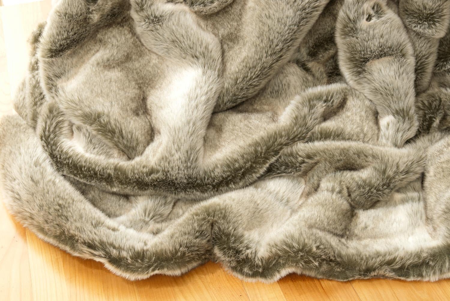 Wohnen & Accessoires GmbH & Co. KG Felldecke, Fellimitat 5 Größen, Webpelzdecke, Grauwolf mit grau-beigem Fell, Kuscheldecke, Tagesdecke oder Fellkissen (150 x 200 cm)