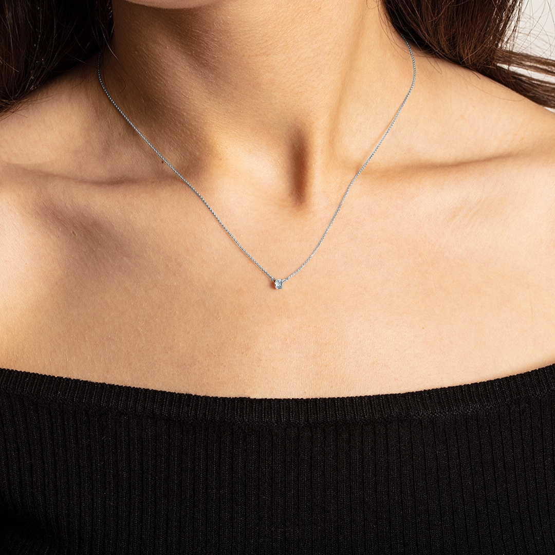 Collier mit Anhänger 750/18 K Weissgold mit Diamant 0.10 ct H/si