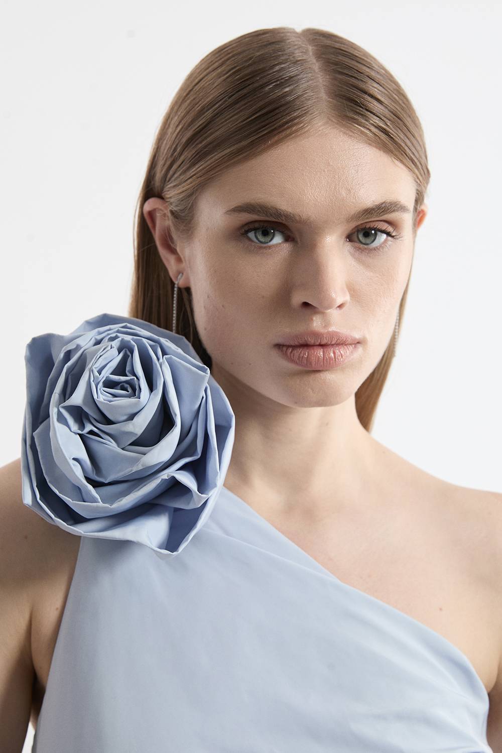 KarenMillen Robe maxi ajustée en taffetas petit à col à rosette, avec plis froncés.