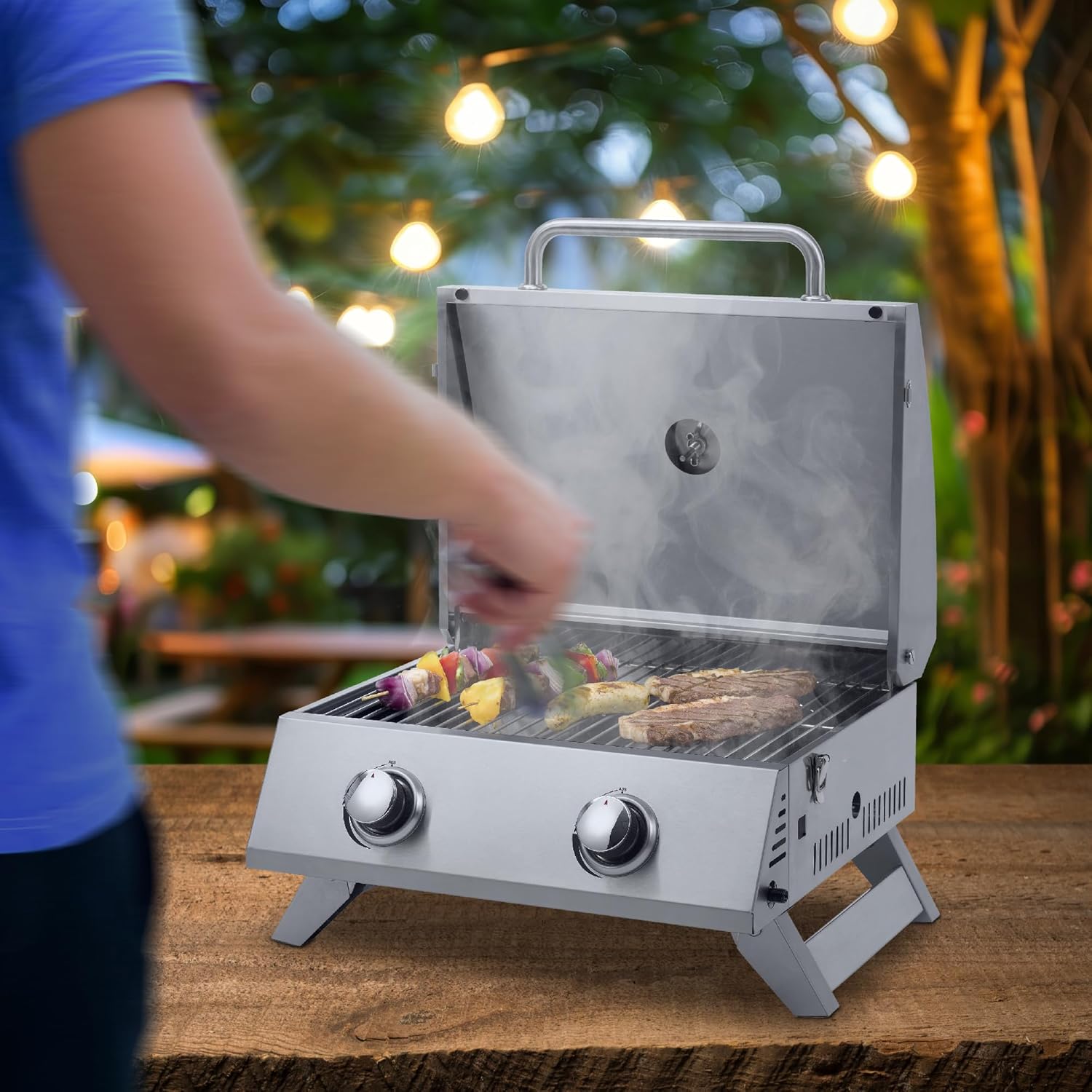 tepro Tischgasgrill Chicago, 2 Brenner mit je ca. 3 kW Leistung, Piezozündung, Thermometer, Maße ca. 54 x 45,5 x 36 cm, Silber