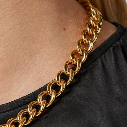 Gargantilha com corrente de elos banhada a ouro 18k sobre prata, 45 cm de comprimento.