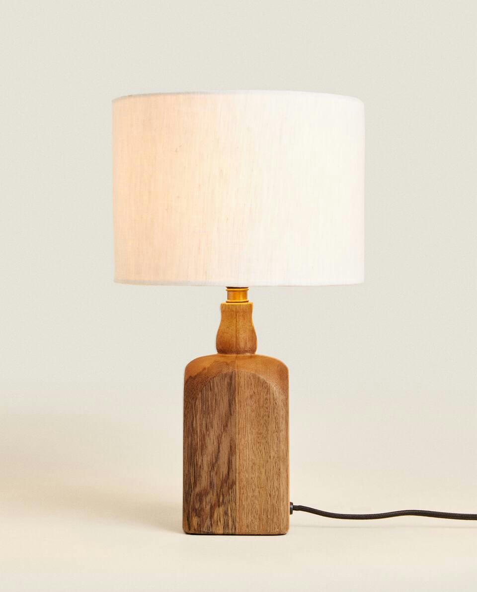 LUMINÁRIA COM BASE DE MADEIRA