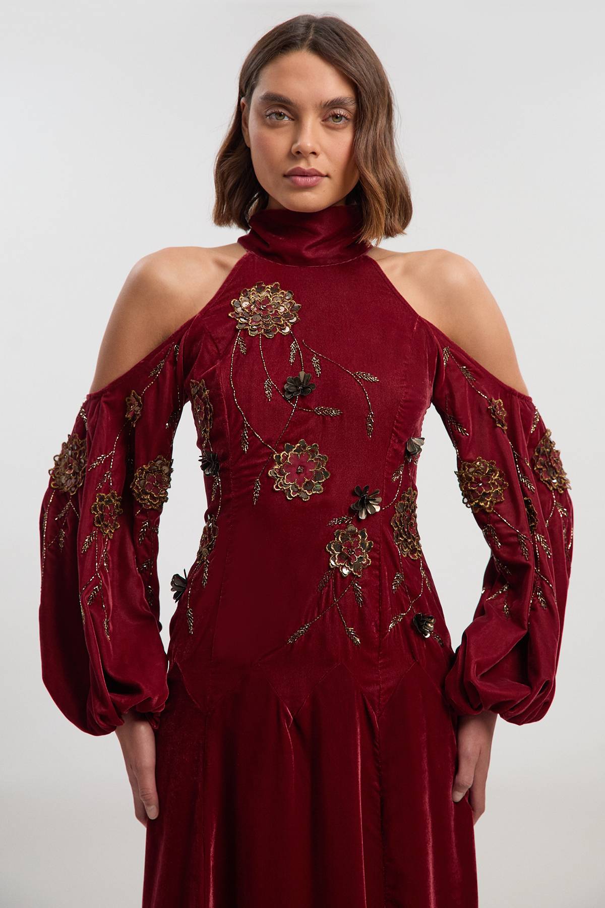 KarenMillen Robe Maxi Tissée en Velours à Épaules Dénudées avec Appliqués Floraux 3D