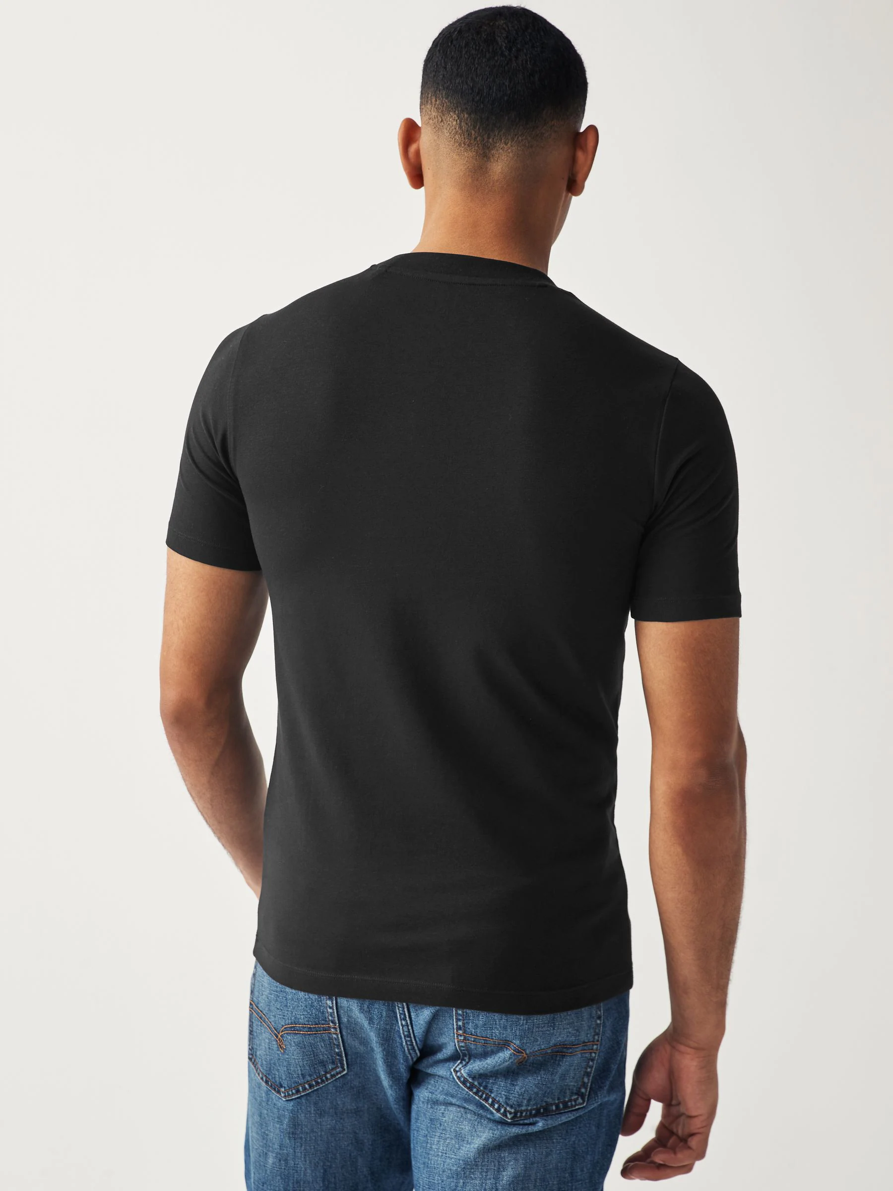 Zwart - Aansluitend must-have T-shirt met ronde hals