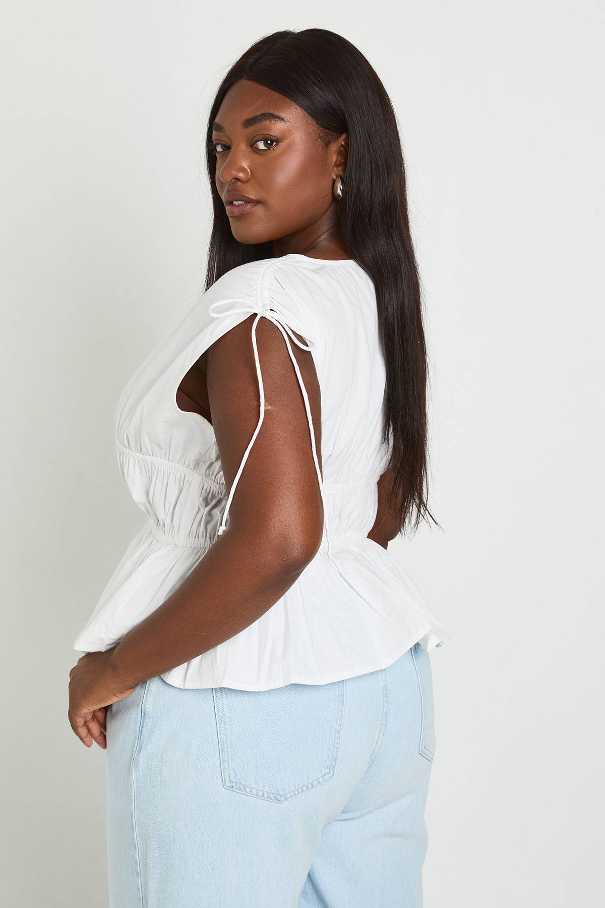 boohoo Haut En Popeline Grande Taille À Encolure En V Profond Et Fronces