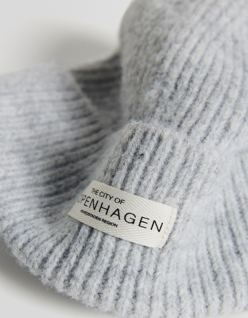 Gorro com etiqueta
