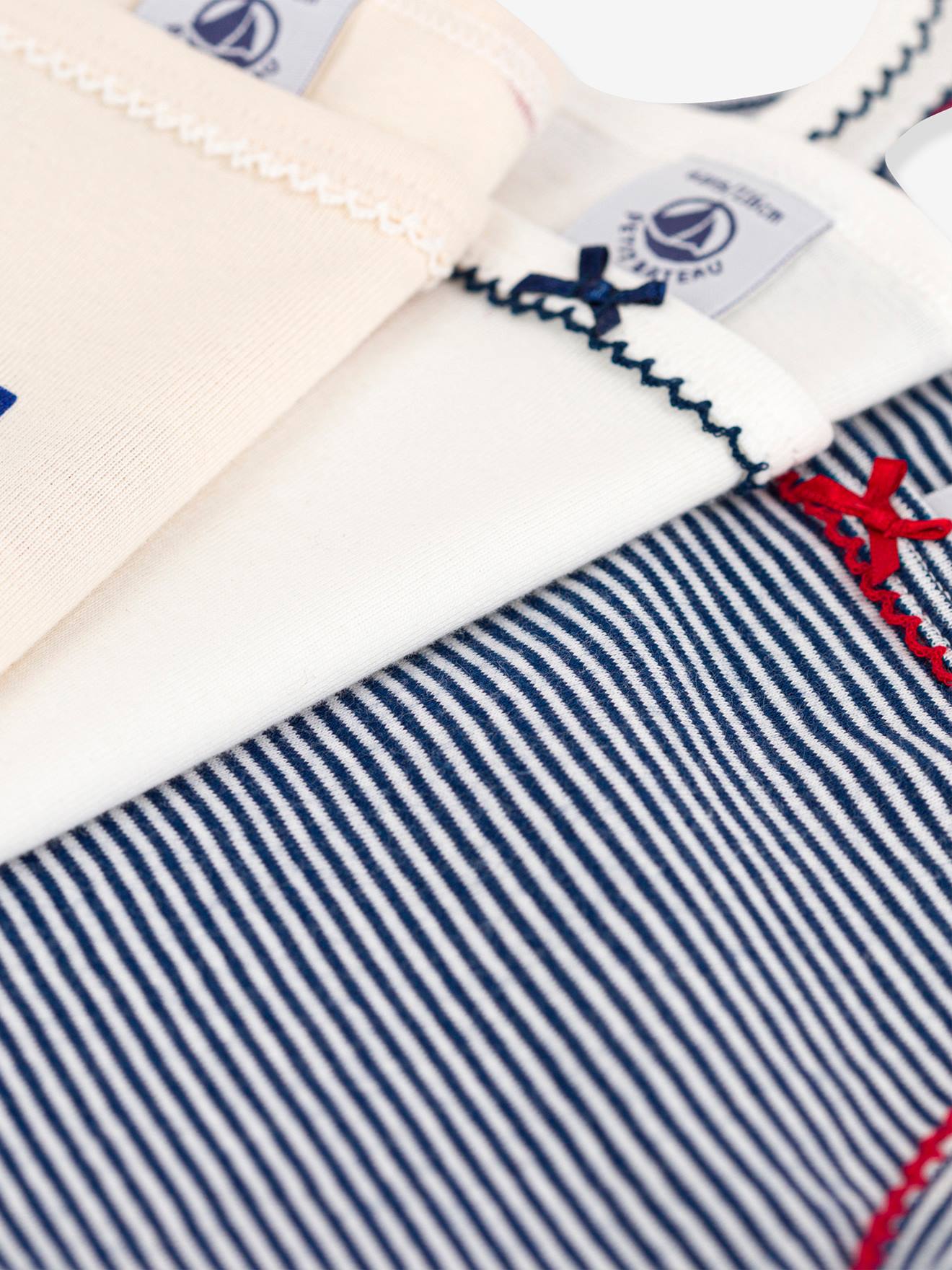 Conjunto de 3 regatas com estampa de coração para meninas