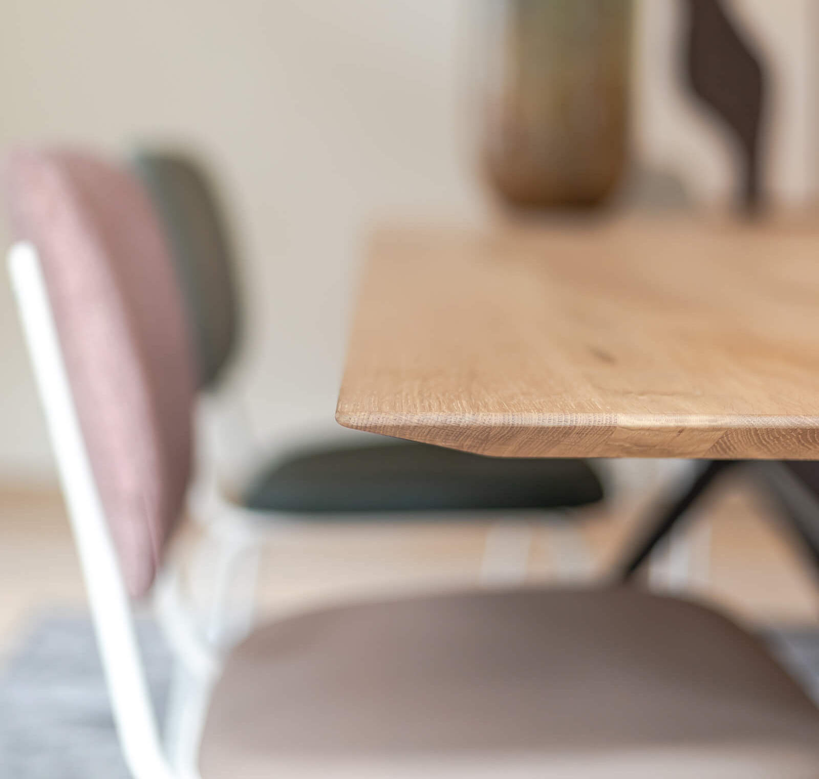 They & Me eettafel Chat – recht met afgeronde hoeken – eiken rustiek bianco olie – onderstel RAL9017 verkeerszwart 220 x 100 x 75 | Eiken Rustiek Bianco Olie | Rechte Rand | Frame RAL9017 Verkeerszwart