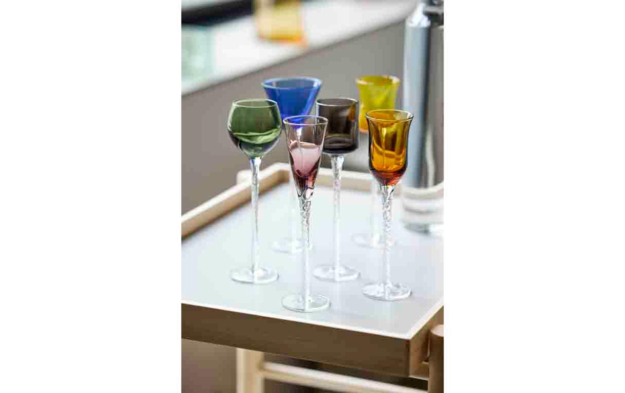 Brandyglas Aquavit London 6 Stück, 2.5 cl bis 5 clVerschiedenfarbige, mundgeblasene Schnapsgläser mit gedrehtem Stiel
