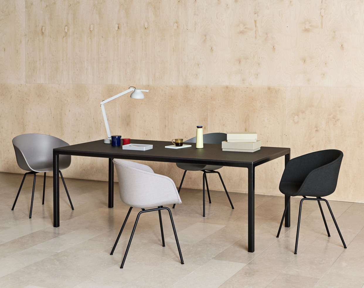 Eettafel T12 250x95 zwart onderstel zwart linoleum blad