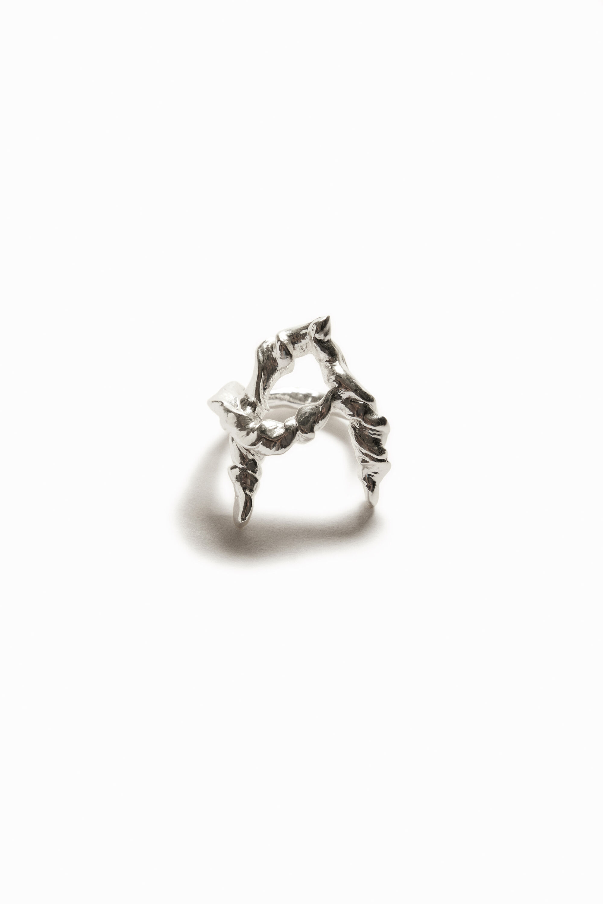 Anel Zalio com a letra A, banhado a prata.